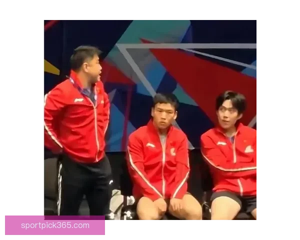 王皓放弃指导林诗栋呆坐空洞无助与王楚钦对视满是无奈